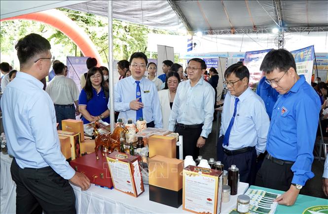 Các đại biểu tham quan các gian hàng trưng bày sản phẩm khoa học công nghệ, đổi mới sáng tạo của Trường Đại học Nông Lâm TP. Hồ Chí Minh. Ảnh: Trung Tuyến - TTXVN
